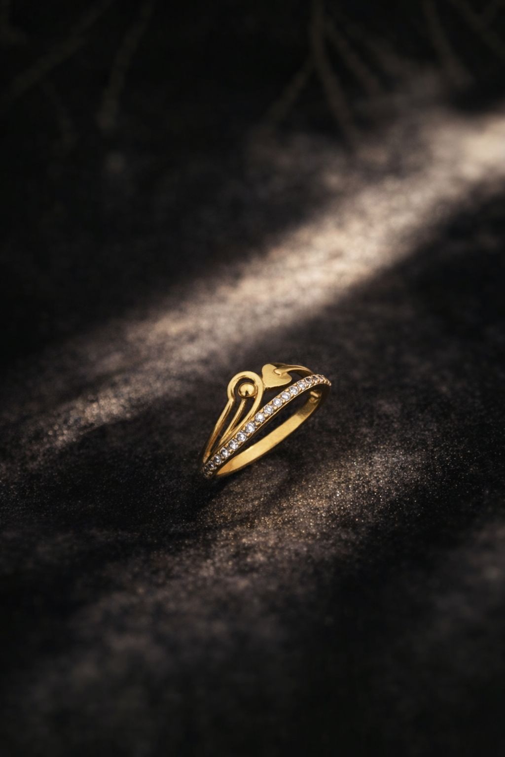 Elegant Heart Curve Gold Ring with Diamond Accent Band