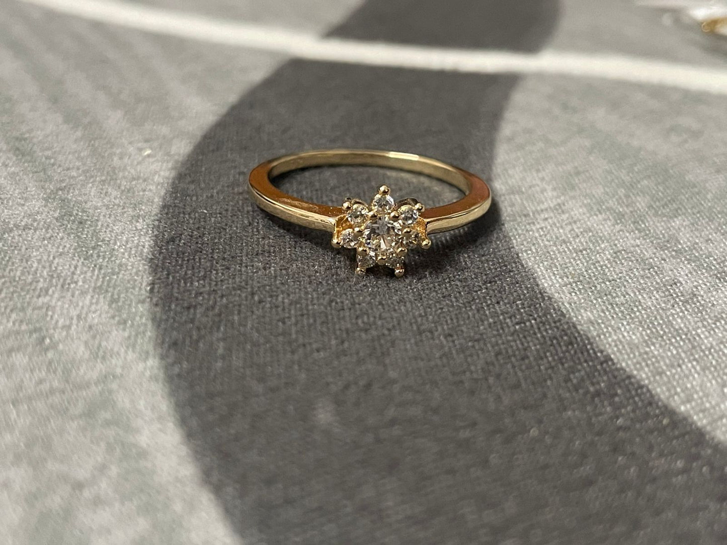 Elegant Floral Diamond Gold Ring – Minimalist Flower Design Ring for Women