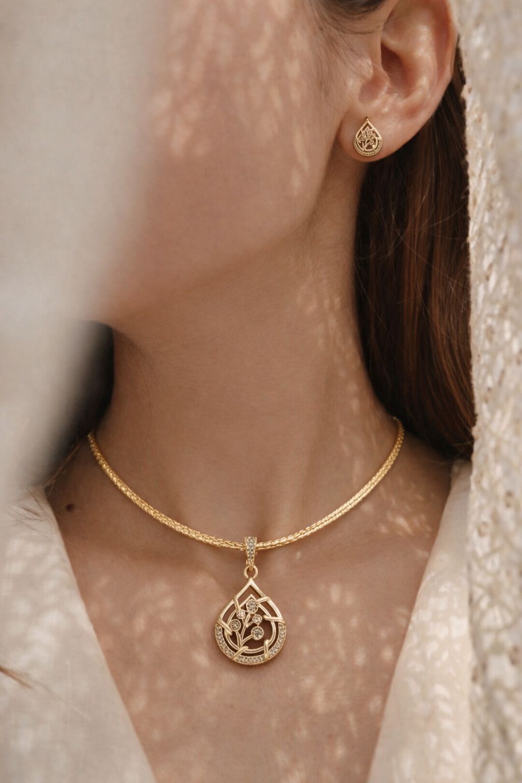 Elegant Teardrop Floral Pendant Necklace Set with Matching Stud Earrings