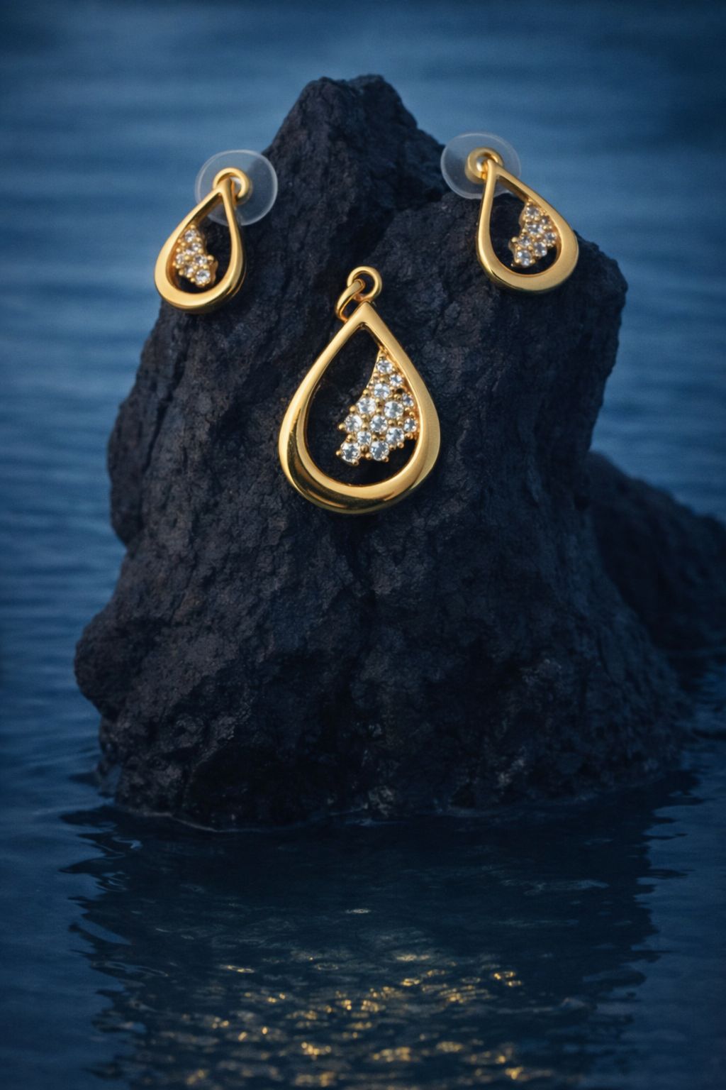 Elegant Gold-Plated Teardrop Crystal Pendant Set with Matching Earrings