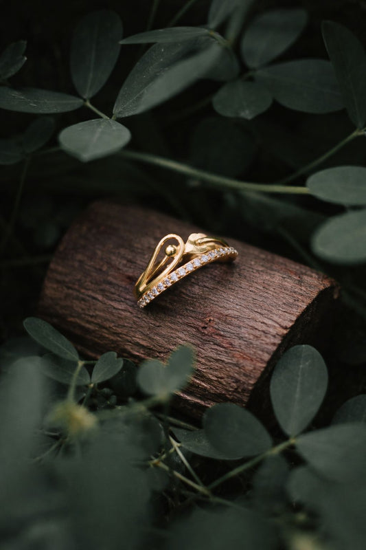 Elegant Heart Curve Gold Ring with Diamond Accent Band