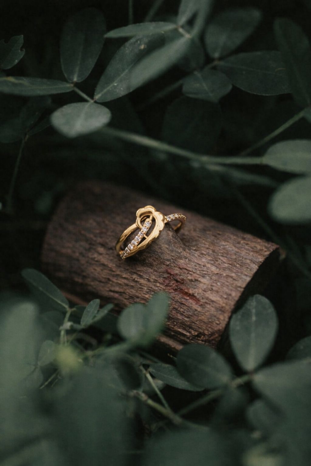 Elegant Floral Curve Gold Ring with Diamond Accent Band