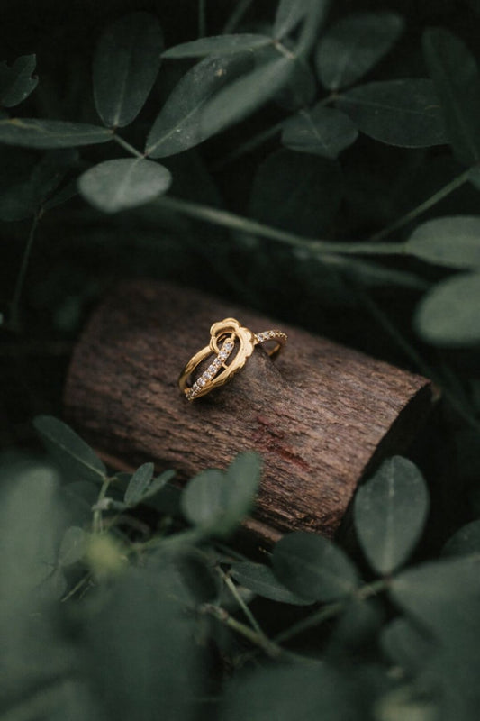 Elegant Floral Curve Gold Ring with Diamond Accent Band