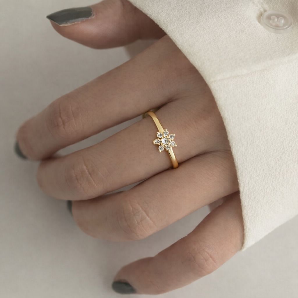 Elegant Floral Diamond Gold Ring – Minimalist Flower Design Ring for Women