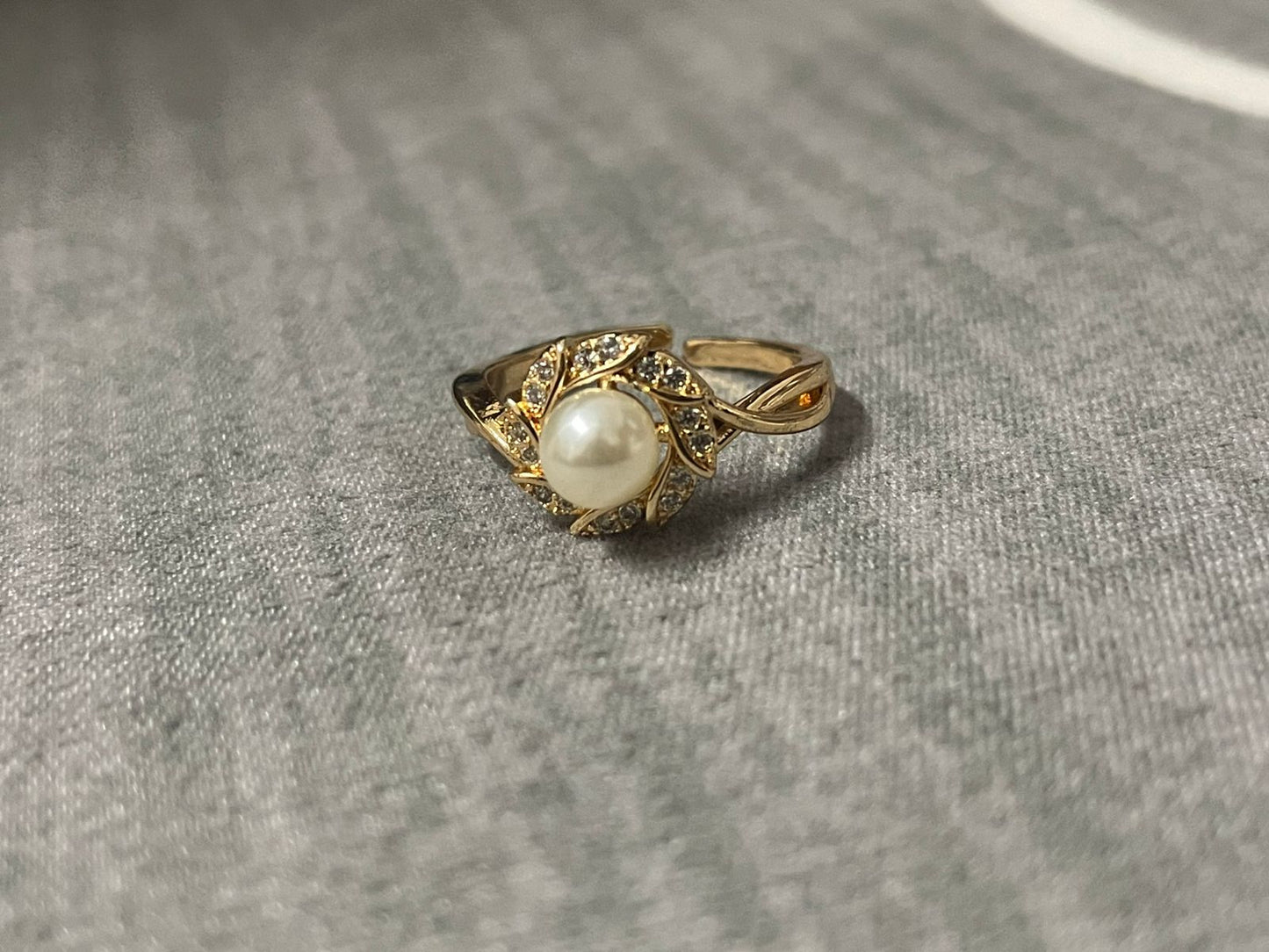 Elegant Pearl Leaf Ring – Vintage Gold Floral Pearl Ring for Women