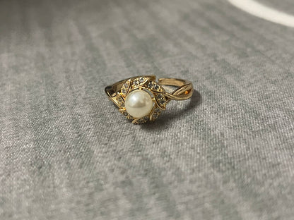 Elegant Pearl Leaf Ring – Vintage Gold Floral Pearl Ring for Women