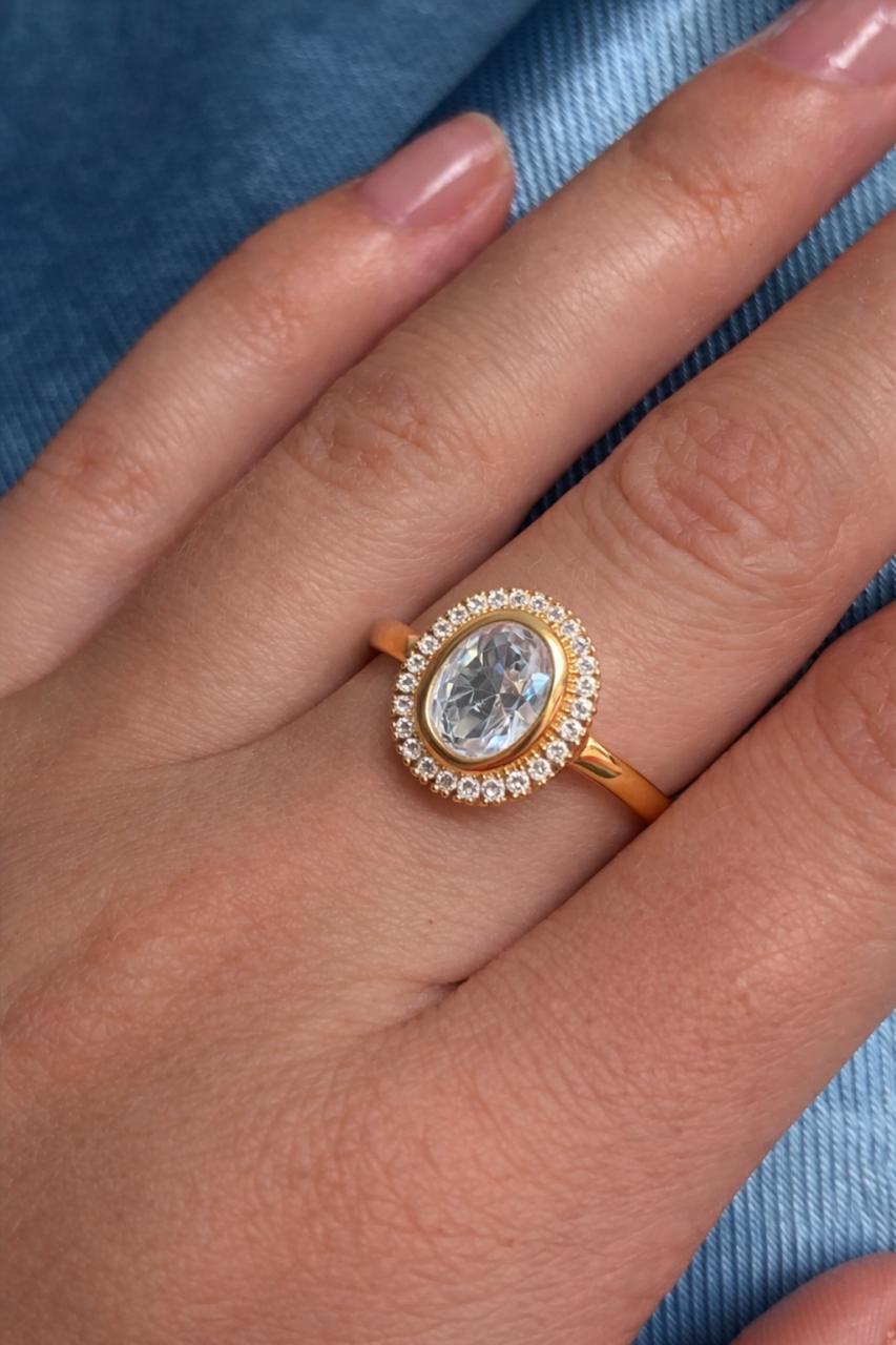 Elegant Gold Oval-Cut Diamond Ring with Halo Setting