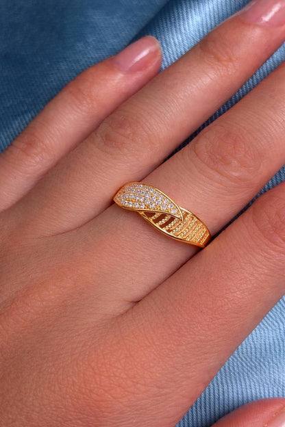 Elegant Gold Leaf-Inspired Diamond Ring with Pavé Detailing