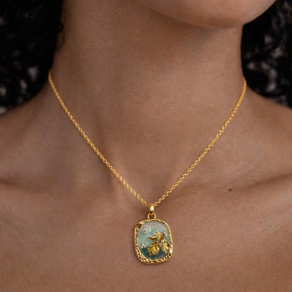 Vintage Gold Nature-Inspired Pendant Necklace with Enamel Leaf Design