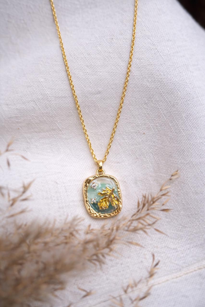 Vintage Gold Nature-Inspired Pendant Necklace with Enamel Leaf Design