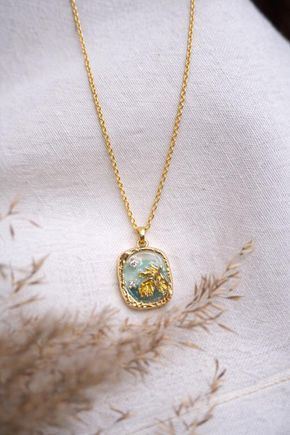 Vintage Gold Nature-Inspired Pendant Necklace with Enamel Leaf Design