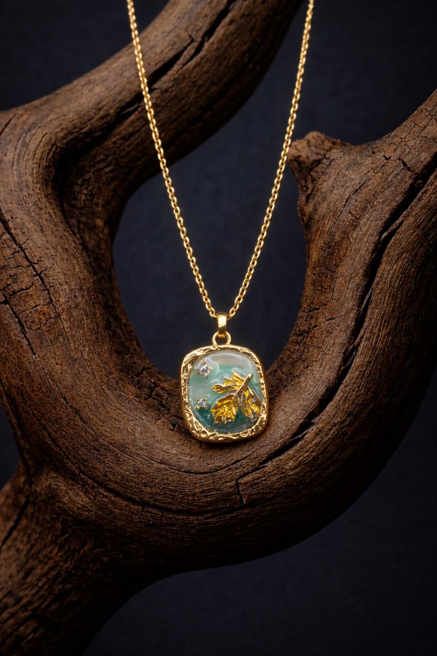 Vintage Gold Nature-Inspired Pendant Necklace with Enamel Leaf Design
