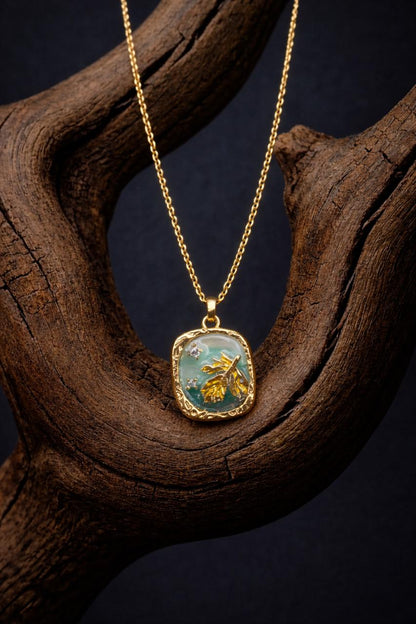Vintage Gold Nature-Inspired Pendant Necklace with Enamel Leaf Design
