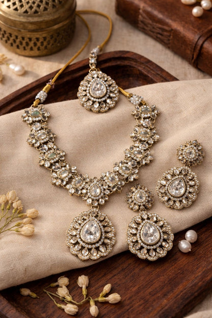 Elegant Kundan Bridal Necklace Set with Earrings & Maang Tikka – Traditional Gold-Tone Wedding Jewelry