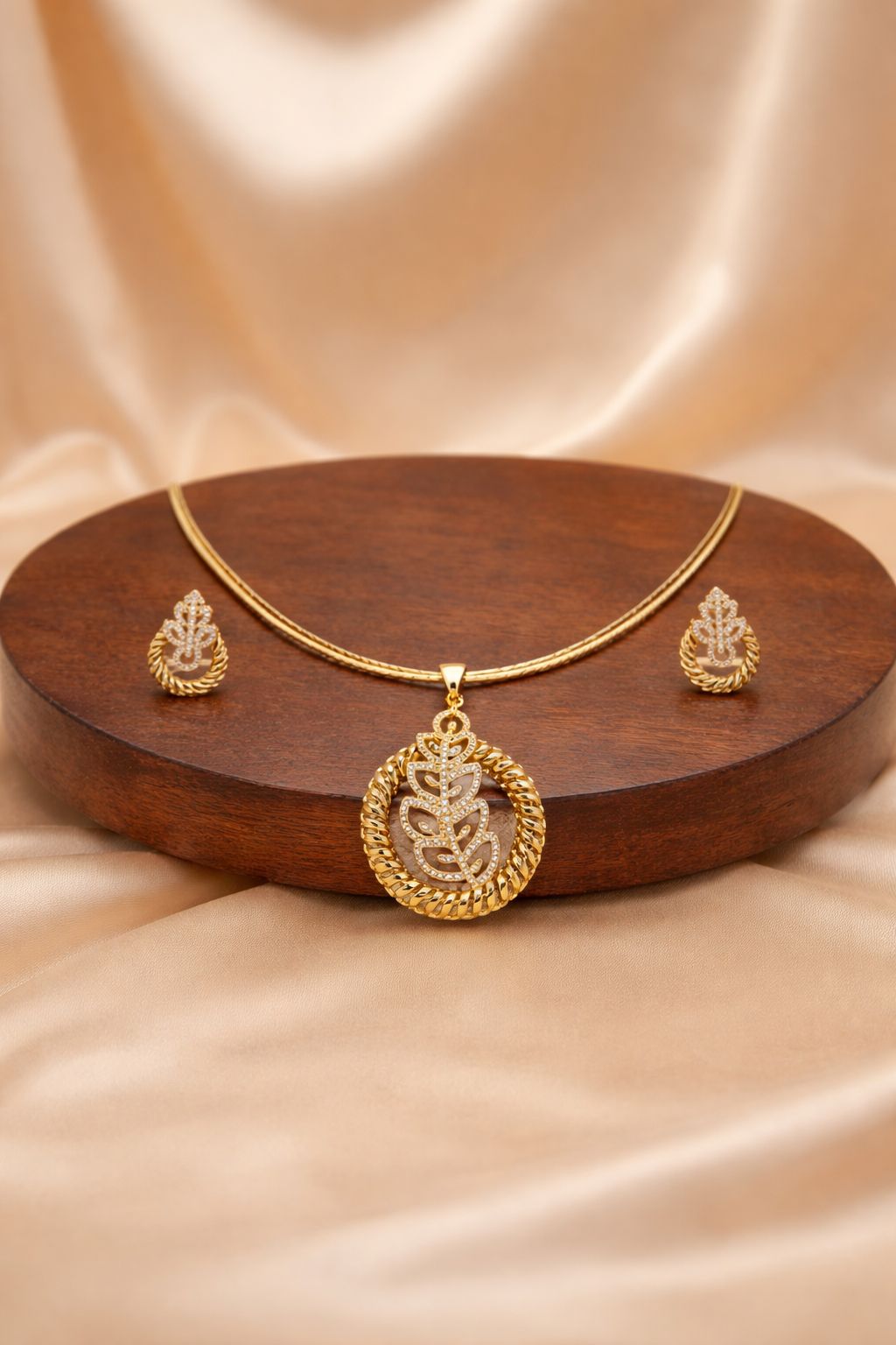 Elegant Traditional Paisley Leaf Pendant Necklace Set with Matching Earrings