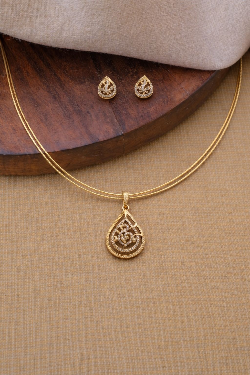 Elegant Teardrop Floral Pendant Necklace Set with Matching Stud Earrings