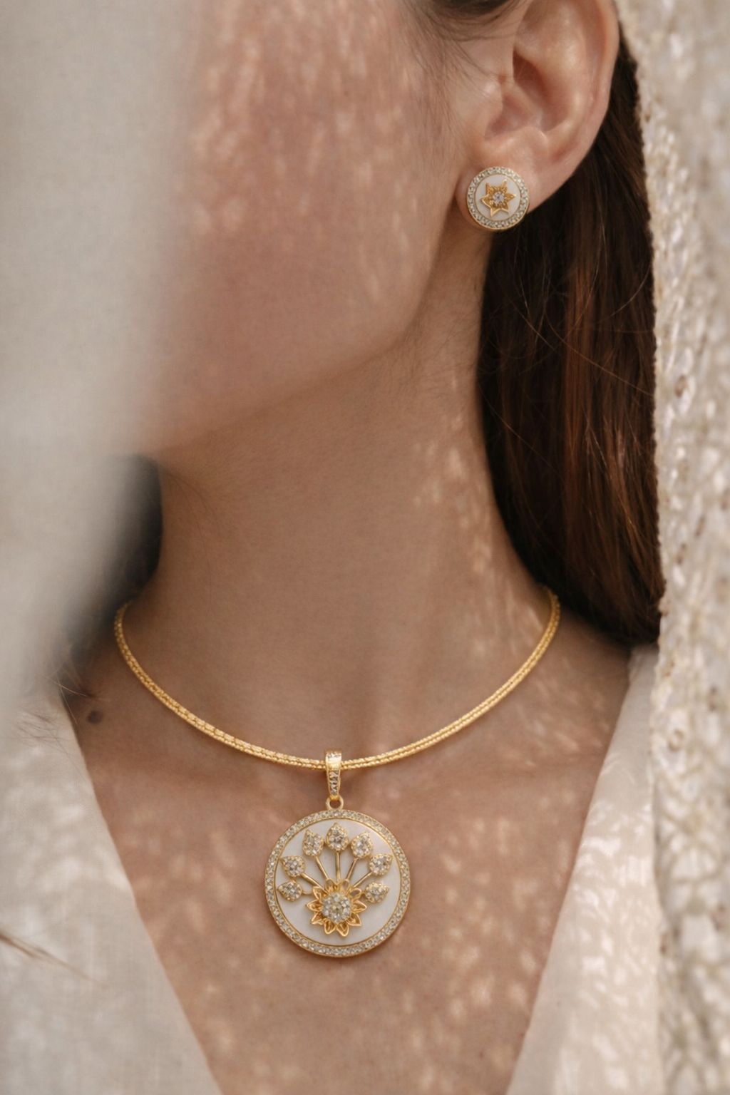 Elegant Floral Medallion Pendant Necklace Set with Stud Earrings