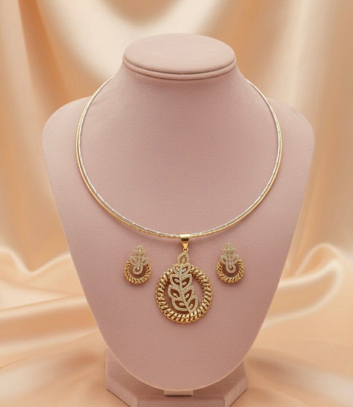 Elegant Traditional Paisley Leaf Pendant Necklace Set with Matching Earrings